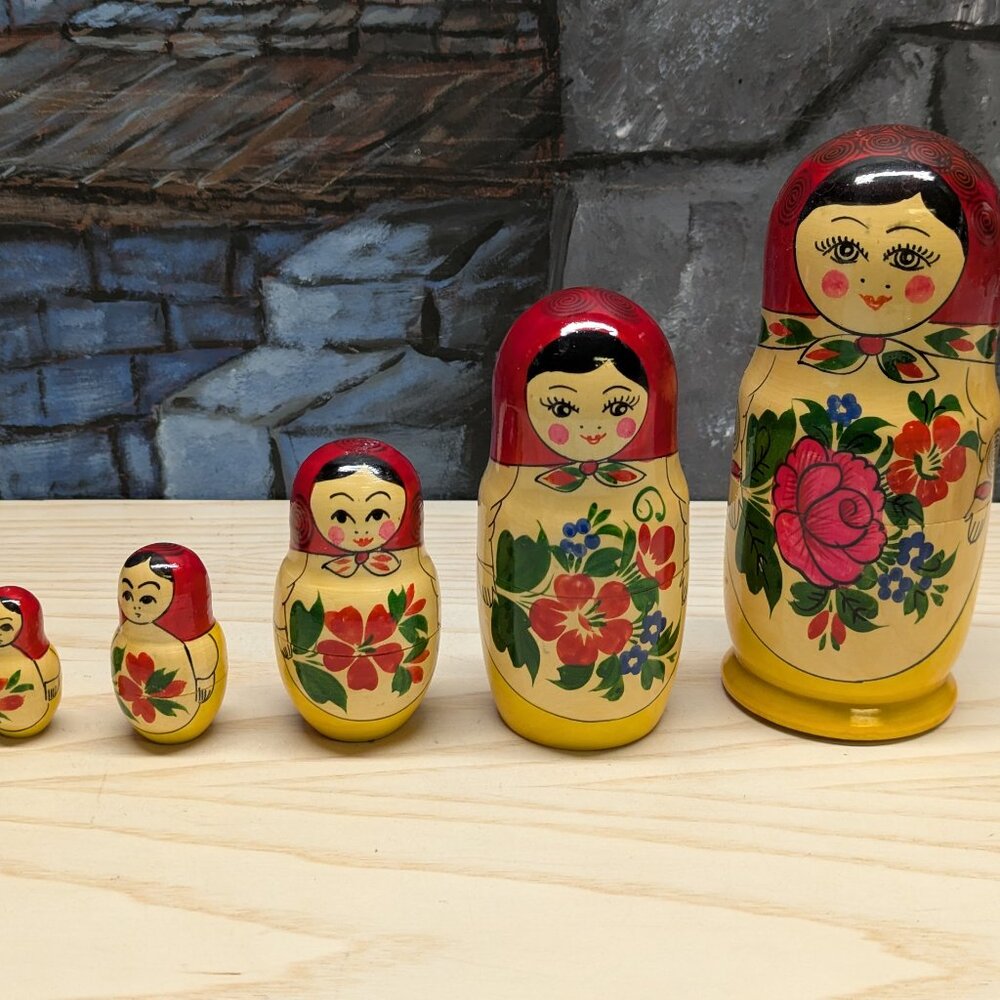 Nesting Dolls Russian Matryoshka Vintage Hand Painted 5 Piece Set 7.25“ Family